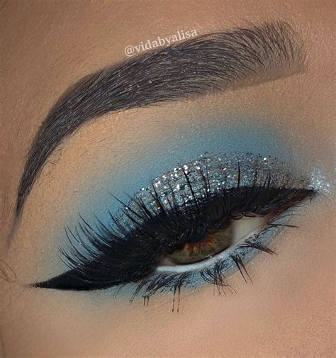 blue eyeshadow aesthetic.